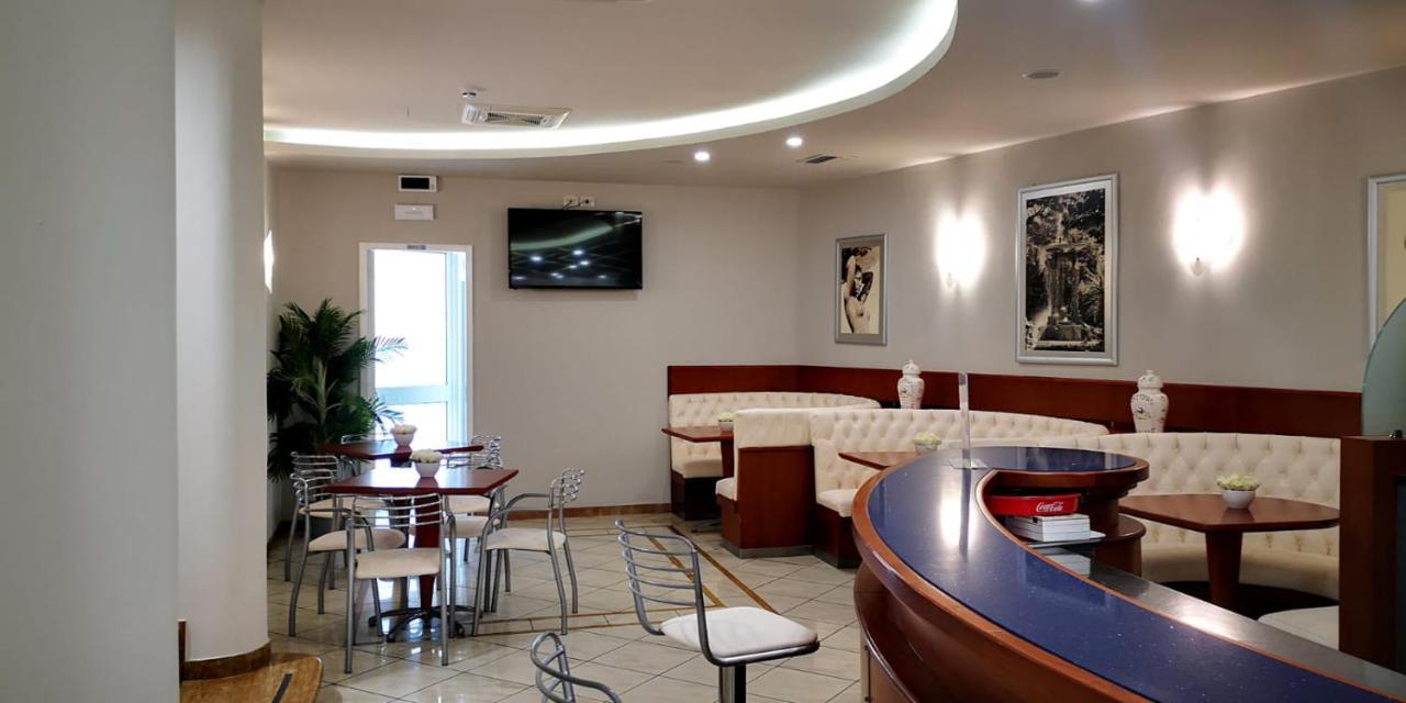 Hotel Cavalli Cattolica Buitenkant foto