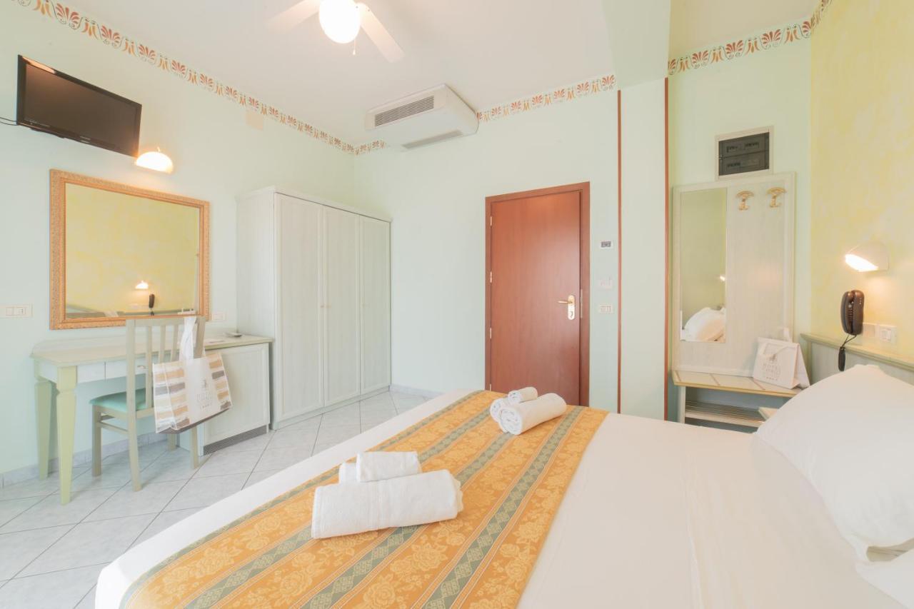 Hotel Cavalli Cattolica Buitenkant foto